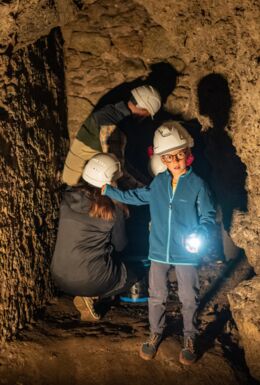 Innenaufnahme Altensteiner Höhle mit Felswänden und Besuchern