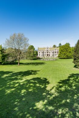 Landschaftsaufnahme Schlosspark Altenstein mit Schloss und weitläufiger Natur