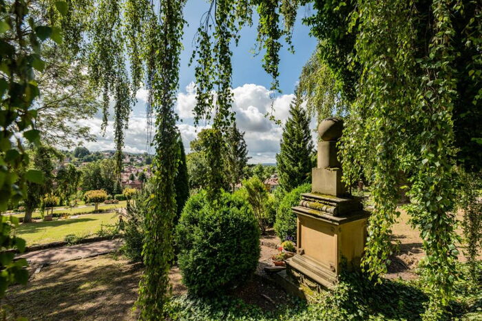 Fröbelgrab mit Blick auf den Friedhof Schweina
