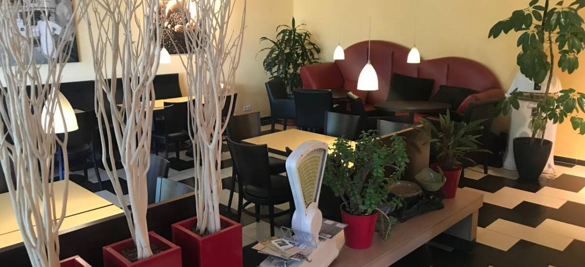 Innenaufnahme Café Leinweber mit modern eingerichtetem Sitzbereich