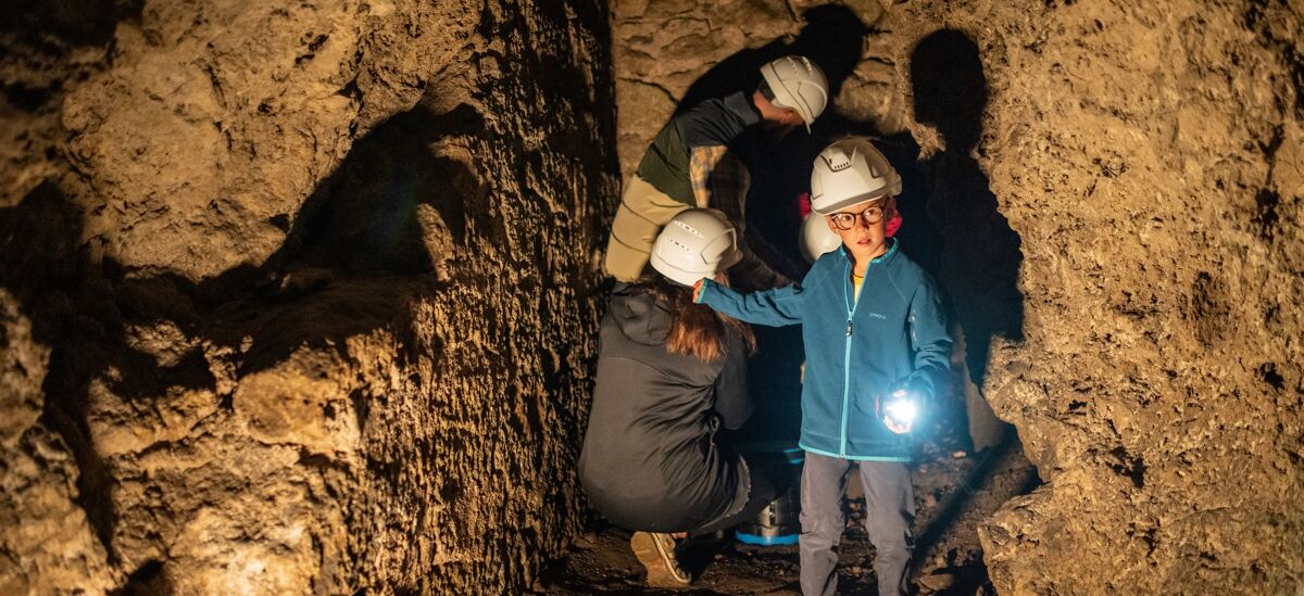 Innenaufnahme Altensteiner Höhle mit Felswänden und Besuchern
