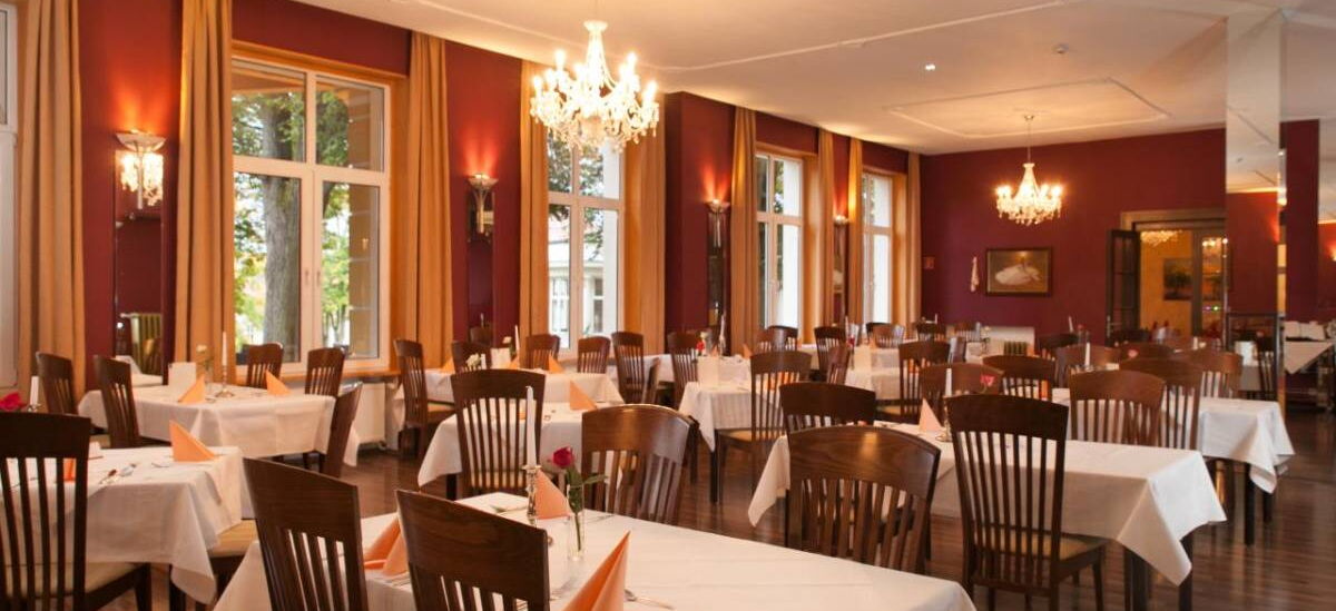 Innenaufnahme Restaurant im Kulturhotel Kaiserhof mit Esstischen