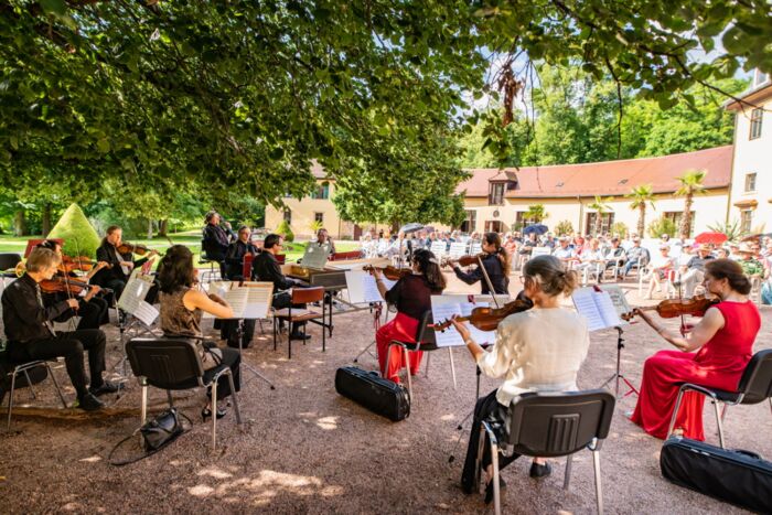 Sommerkonzert im Schlosspark Altenstein Sommerkonzert unter freiem Himmel im Schlosspark Altenstein mit Musikern und Publikum
