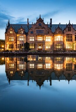 Abendaufnahme beleuchtetes Schloss Altenstein mit Wasserspiegelung
