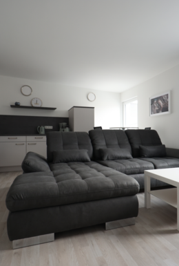 Helle Küche mit Couch und Couchtisch