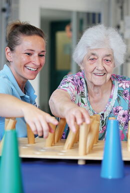 Therapeutin und Patientin trainieren spielerisch in der m&i Fachklinik Bad Liebenstein