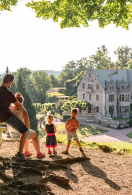 Familie, die vom Bonifatiusfelsen auf Schloss Altenstein im Schlosspark Altenstein blickt