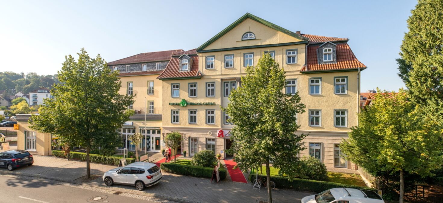 Außenaufnahme Hotel Herzog Georg mit Blick auf Herzog-Georg-Straße