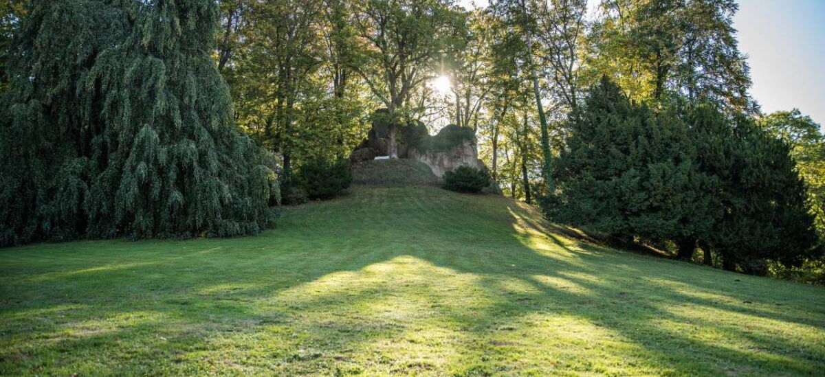 Landschaftsaufnahme mit Blick auf den Bonifatiusfelsen im Schlosspark Altenstein