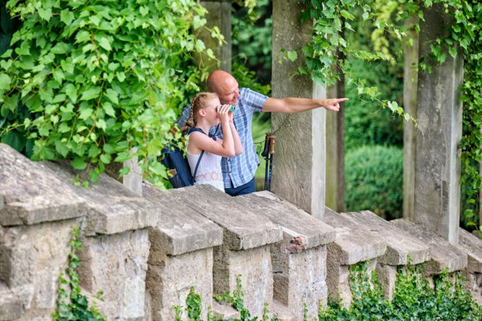 Entdeckerrucksack Altenstein Familie im Schlosspark Altenstein mit Entdeckerrucksack und zugehörigem Parkplan