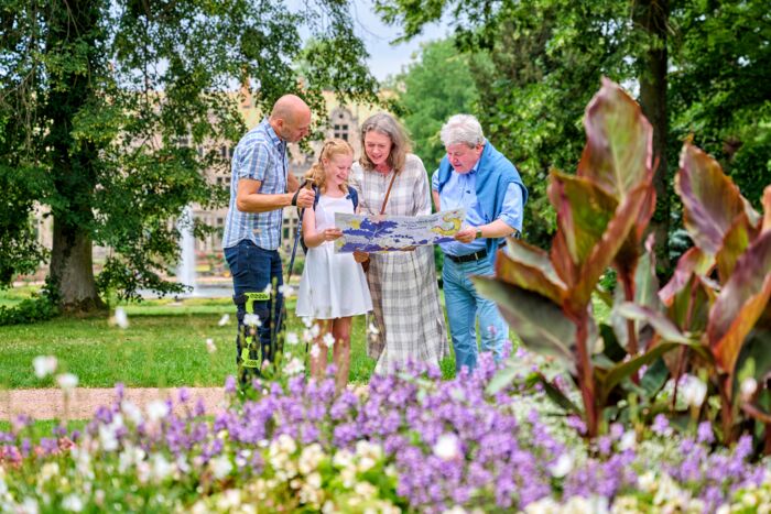 Entdeckerrucksack Altenstein Familie im Schlosspark Altenstein mit Entdeckerrucksack und zugehörigem Parkplan