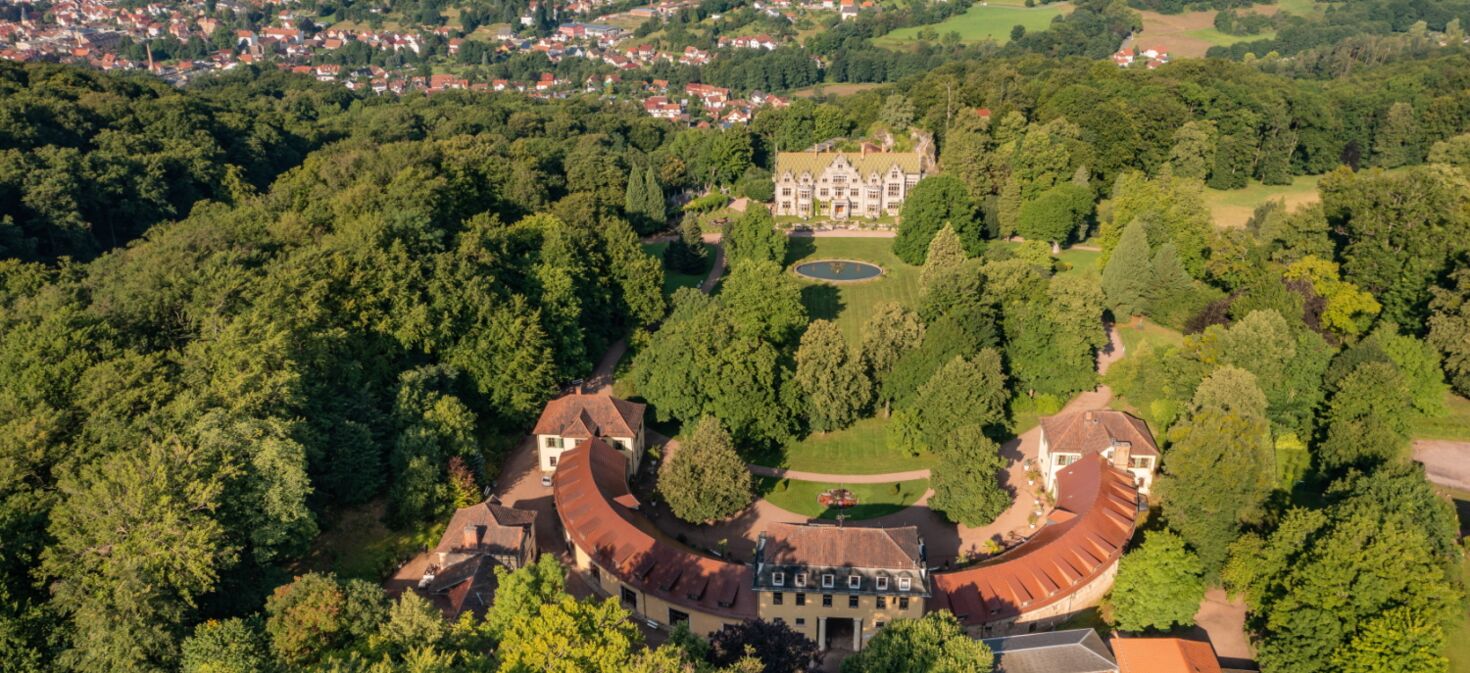Luftaufnahme Innenpark Schloss & Park Altenstein Luftaufnahme Innenpark Schloss & Park Altenstein mit Eingangsbereich und Schloss, umgeben von Wald und Natur